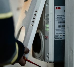 Монтаж на зарядна станция електротехник